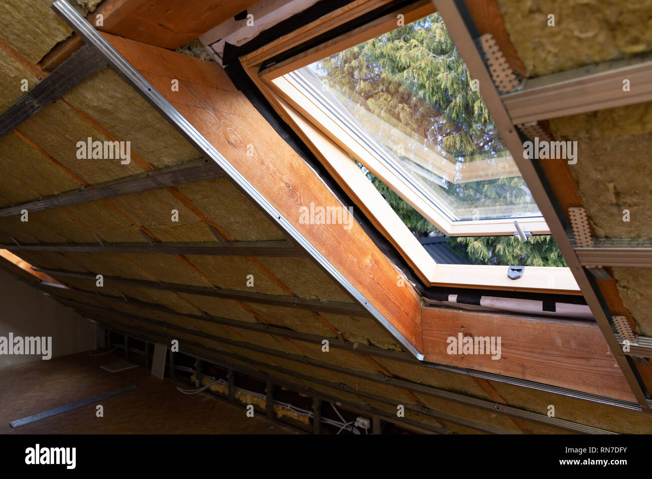 Telai metallici su attico finestra lucernario e rispettosi dell'ambiente e l'energia efficace isolamento termico lana di roccia Foto Stock