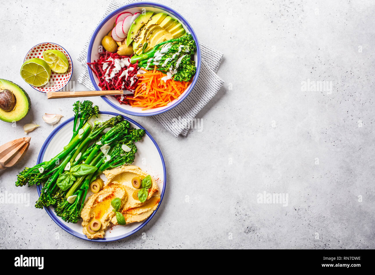Pranzo vegano concetto. Rainbow insalata di verdure e broccolini con hummus, vista dall'alto. Foto Stock