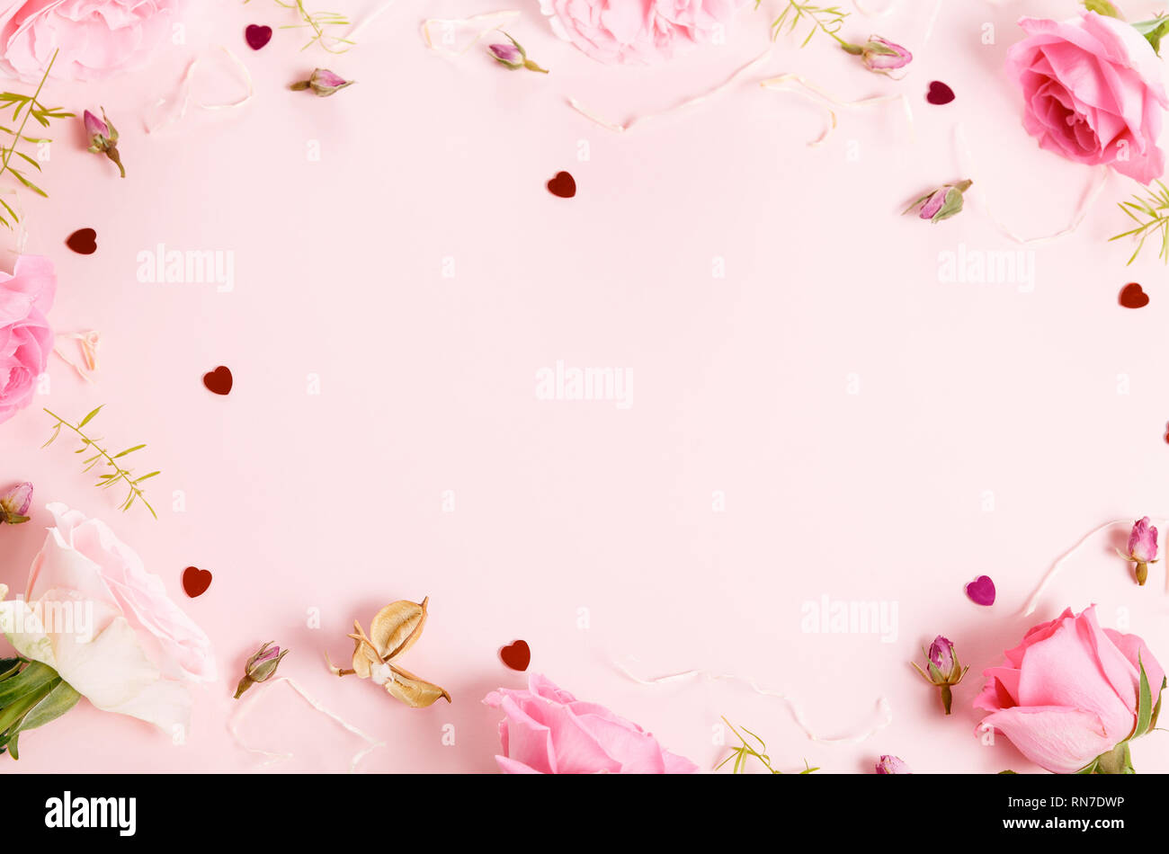 Festosa composizione floreale su sfondo rosa. Vista aerea Foto Stock