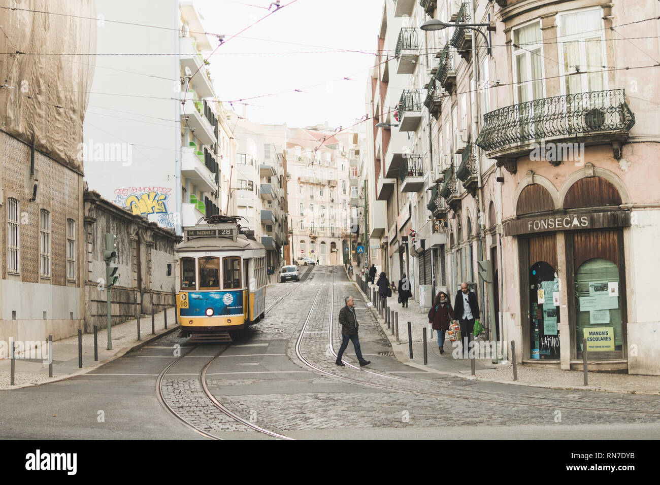 Lisbona, Portogallo - 22 dicembre 2018: strade della splendida Lisbona Foto Stock