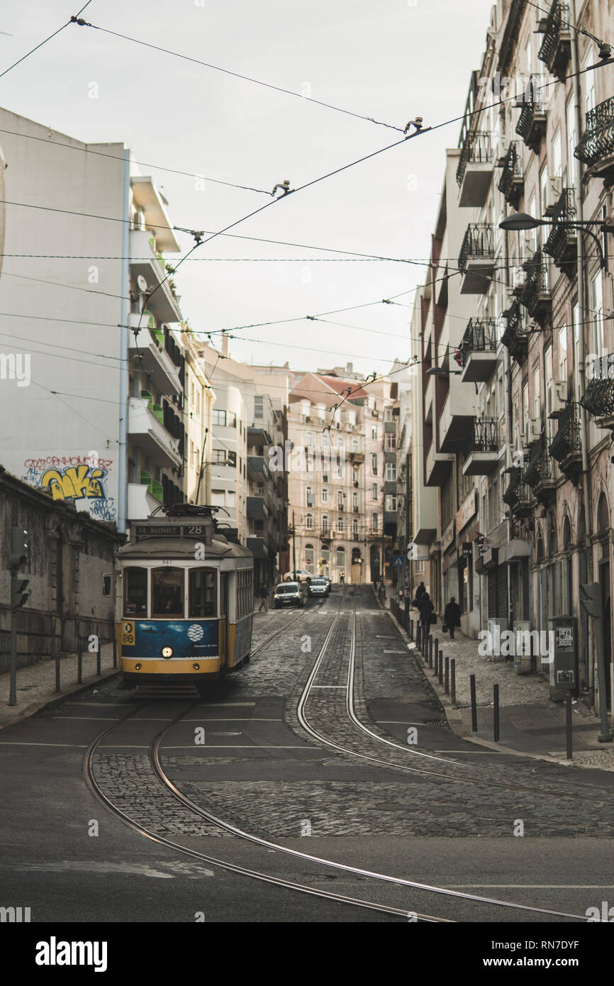 Lisbona, Portogallo - 22 dicembre 2018: strade della splendida Lisbona Foto Stock
