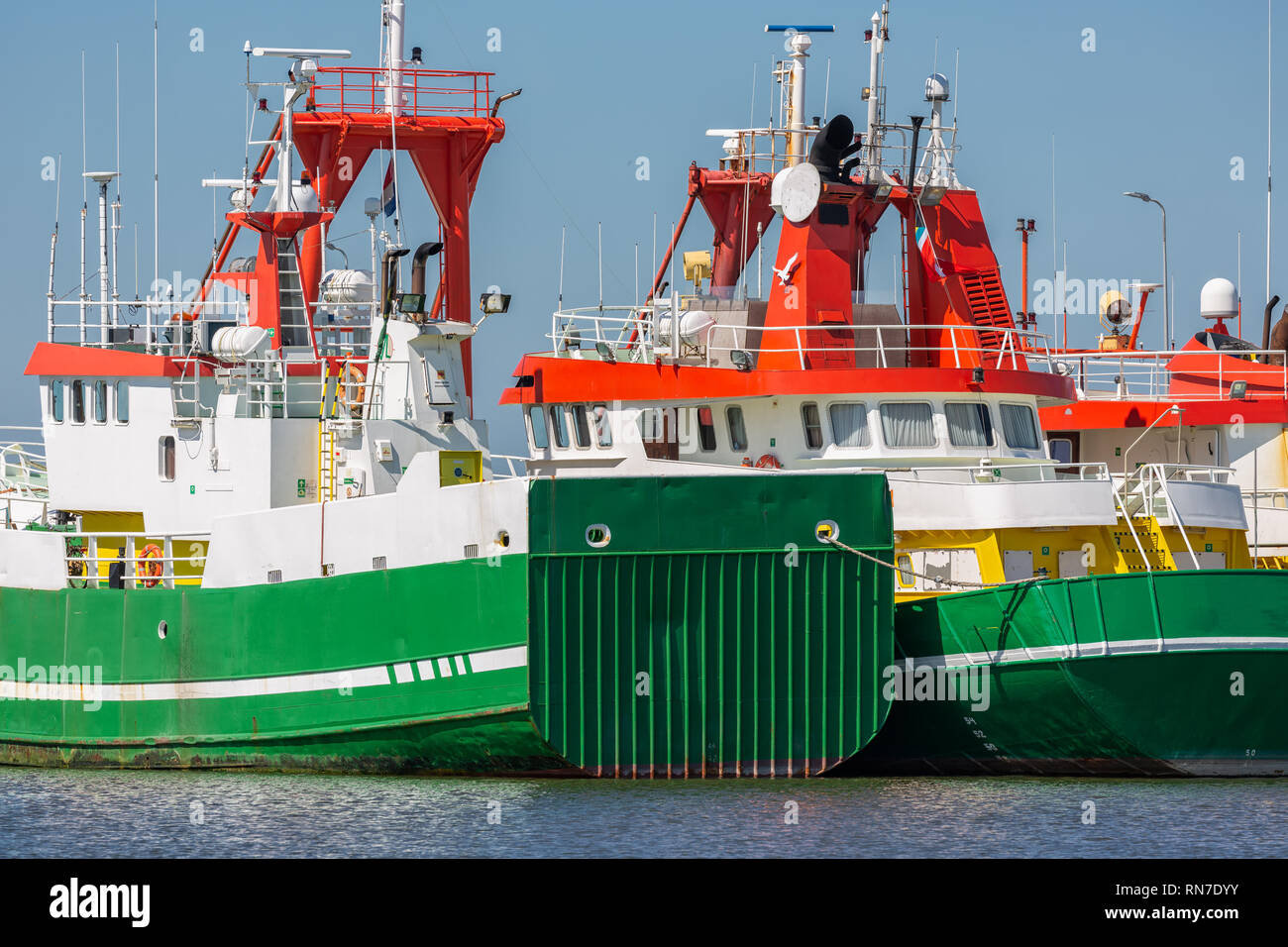 Navi di alimentazione attività offshore nel porto olandese Lauwersoog Foto Stock