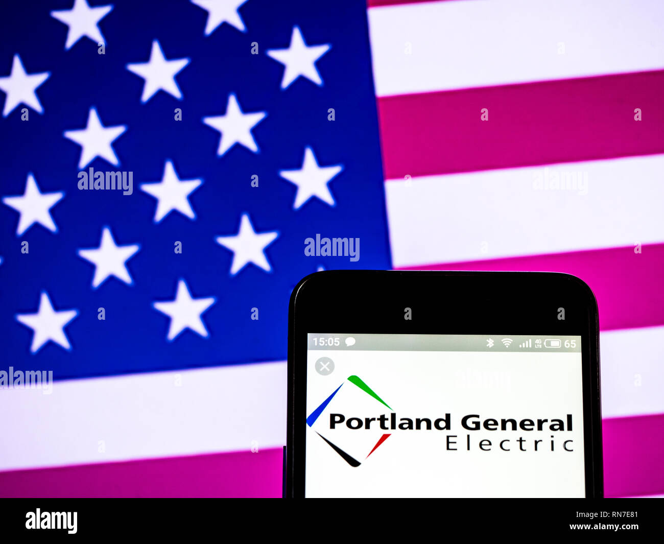 Portland General Electric Company logo che si vede visualizzato sul telefono intelligente Foto Stock