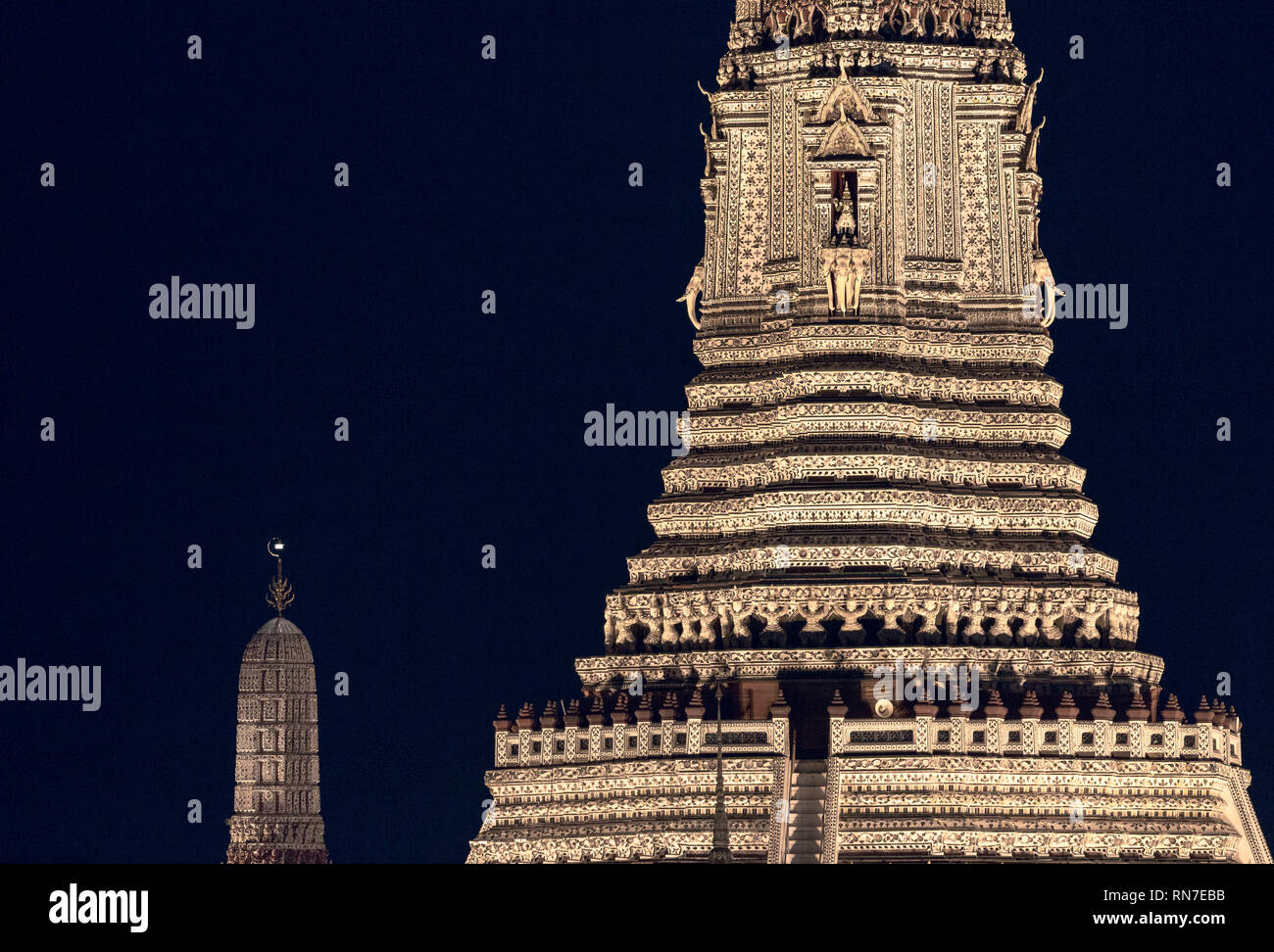 Wat Arun torre di notte a Bangkok Foto Stock