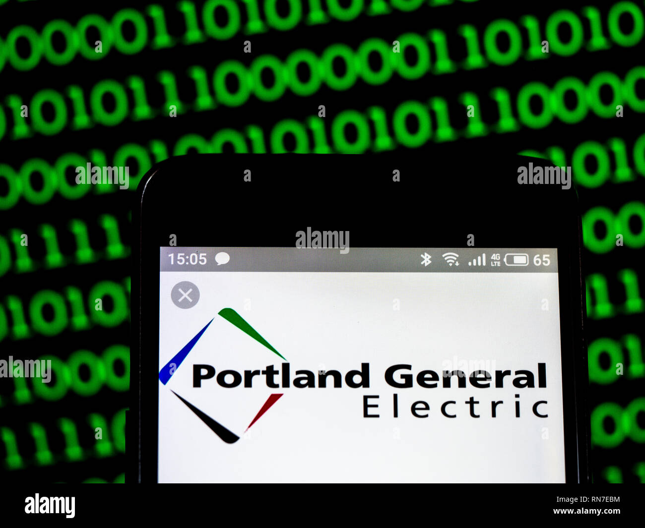 Portland General Electric Company logo che si vede visualizzato sul telefono intelligente Foto Stock