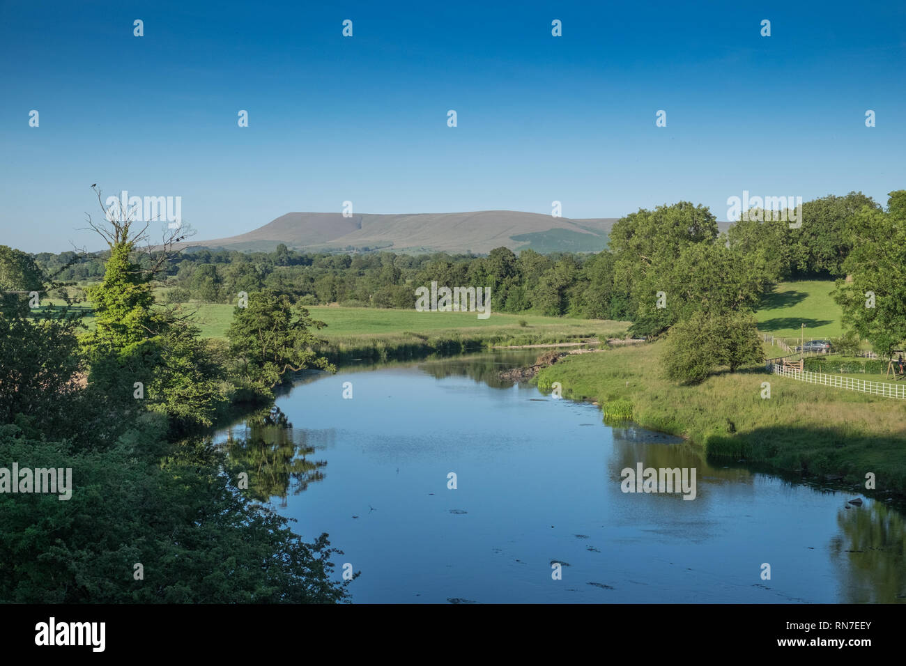 Lancashire paesaggio, Pendle hill e il fiume Ribble da Mitton Foto Stock