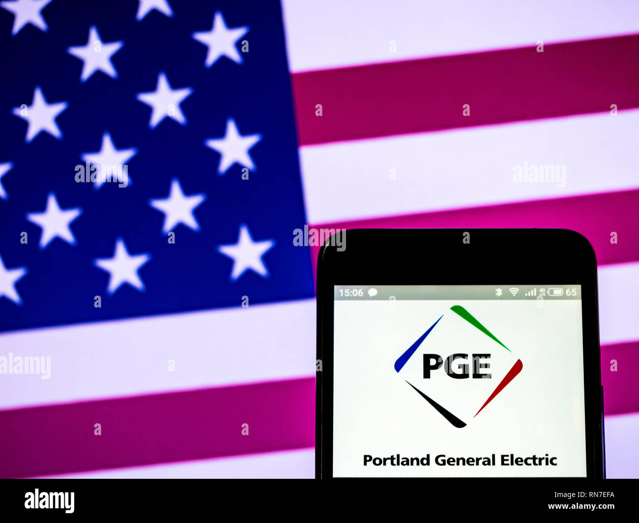 Portland General Electric Company logo che si vede visualizzato sul telefono intelligente Foto Stock