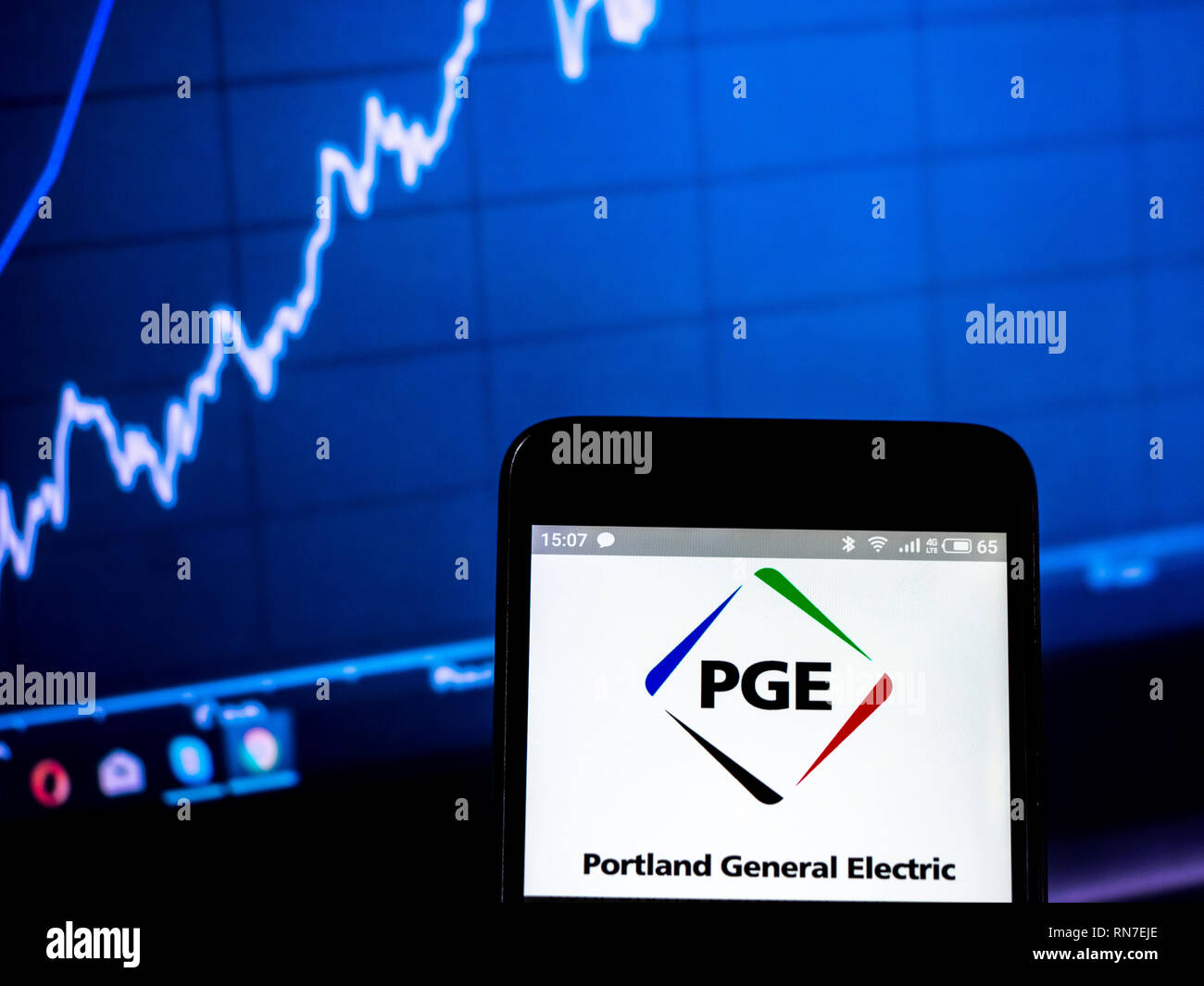 Portland General Electric Company logo che si vede visualizzato sul telefono intelligente Foto Stock