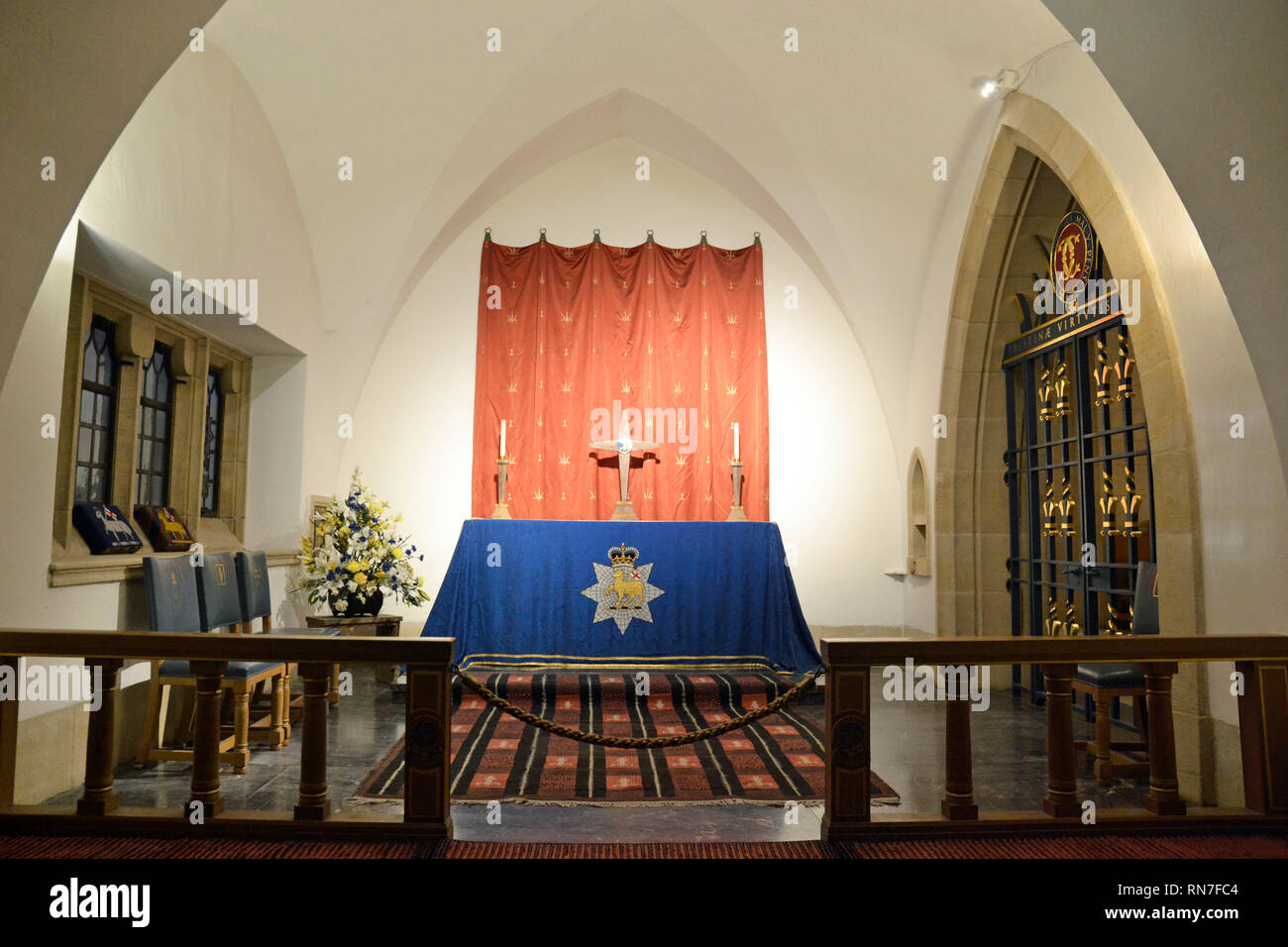 Altare nella Cappella di Reggimento alla Cattedrale di Guildford, Surrey, Regno Unito Foto Stock
