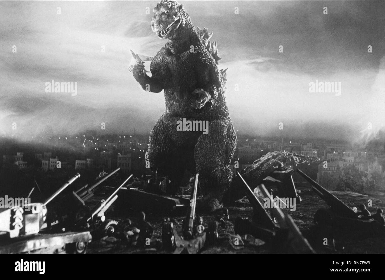 Attacchi dell'ESERCITO MONSTER, GODZILLA, 1954 Foto Stock