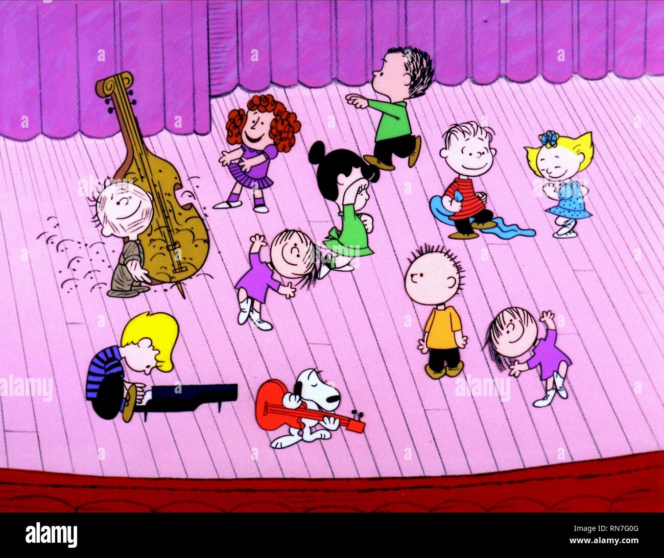 Immagini Natale Linus.Schroeder Linus Snoopy Lucy Un Charlie Brown Natale 1965 Foto Stock Alamy