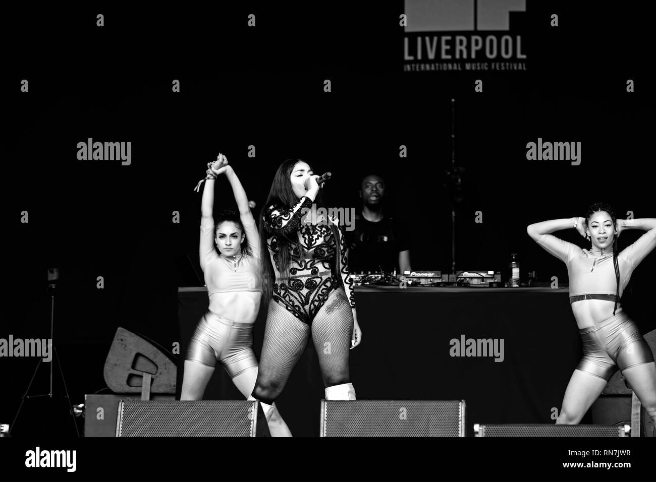 Immagine monocromatica di Stefflon Don performing live sul palco del 2018 Liverpool International Music Festival di Sefton Park Liverpool Regno Unito. Foto Stock