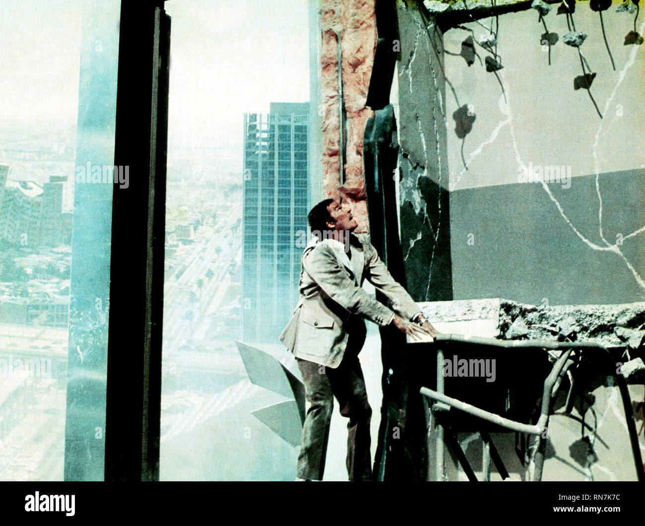 CHARLTON HESTON, terremoto, 1974 Foto Stock