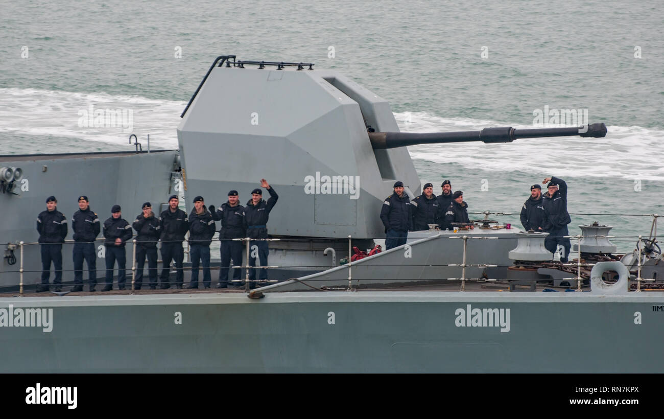 Royal Navy marinai sulla prua del tipo 23 fregata HMS Westminster (F237) come la nave tornò a Portsmouth, nel Regno Unito il 16 febbraio 2019. Foto Stock