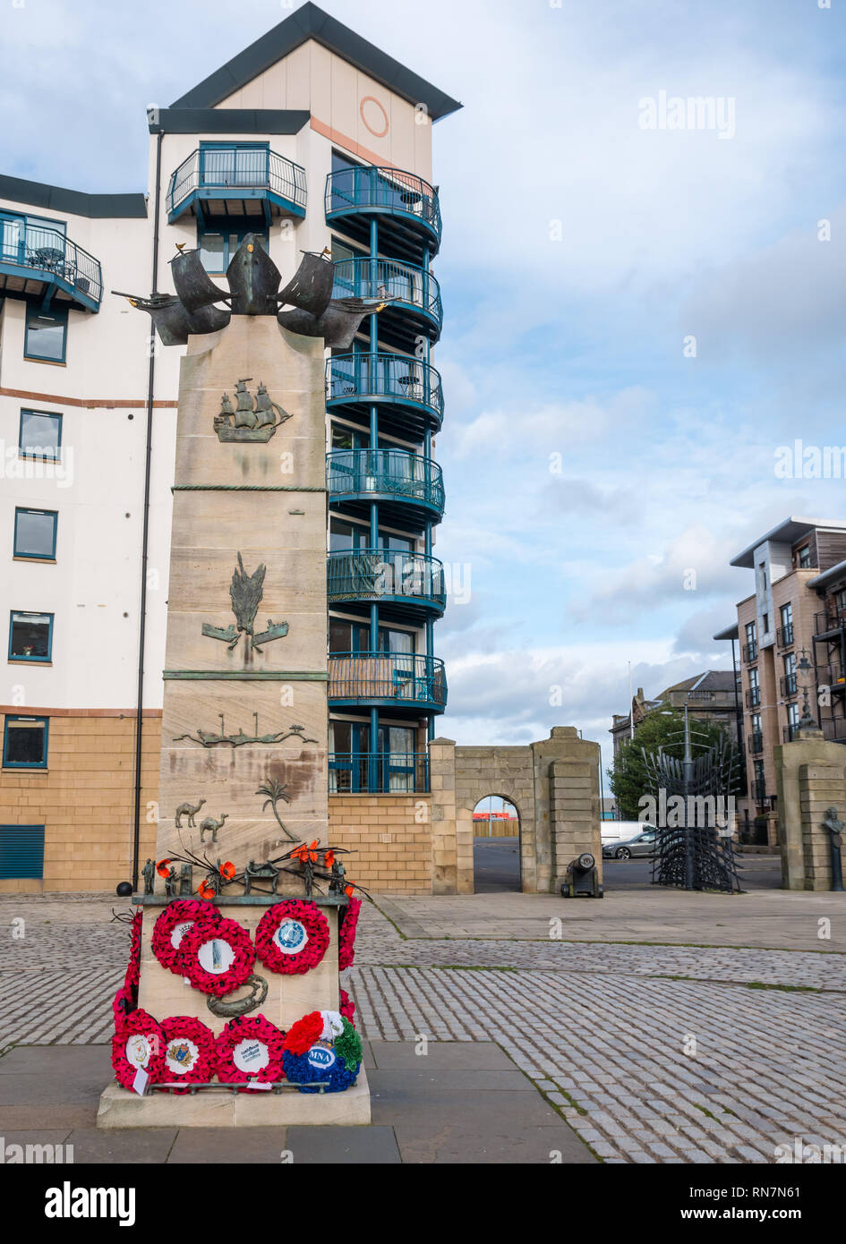 Merchant seamen memorial con semi di papavero ghirlande dallo scultore Jill Watson, Tower Place, Leith, Edimburgo, Scozia, Regno Unito Foto Stock