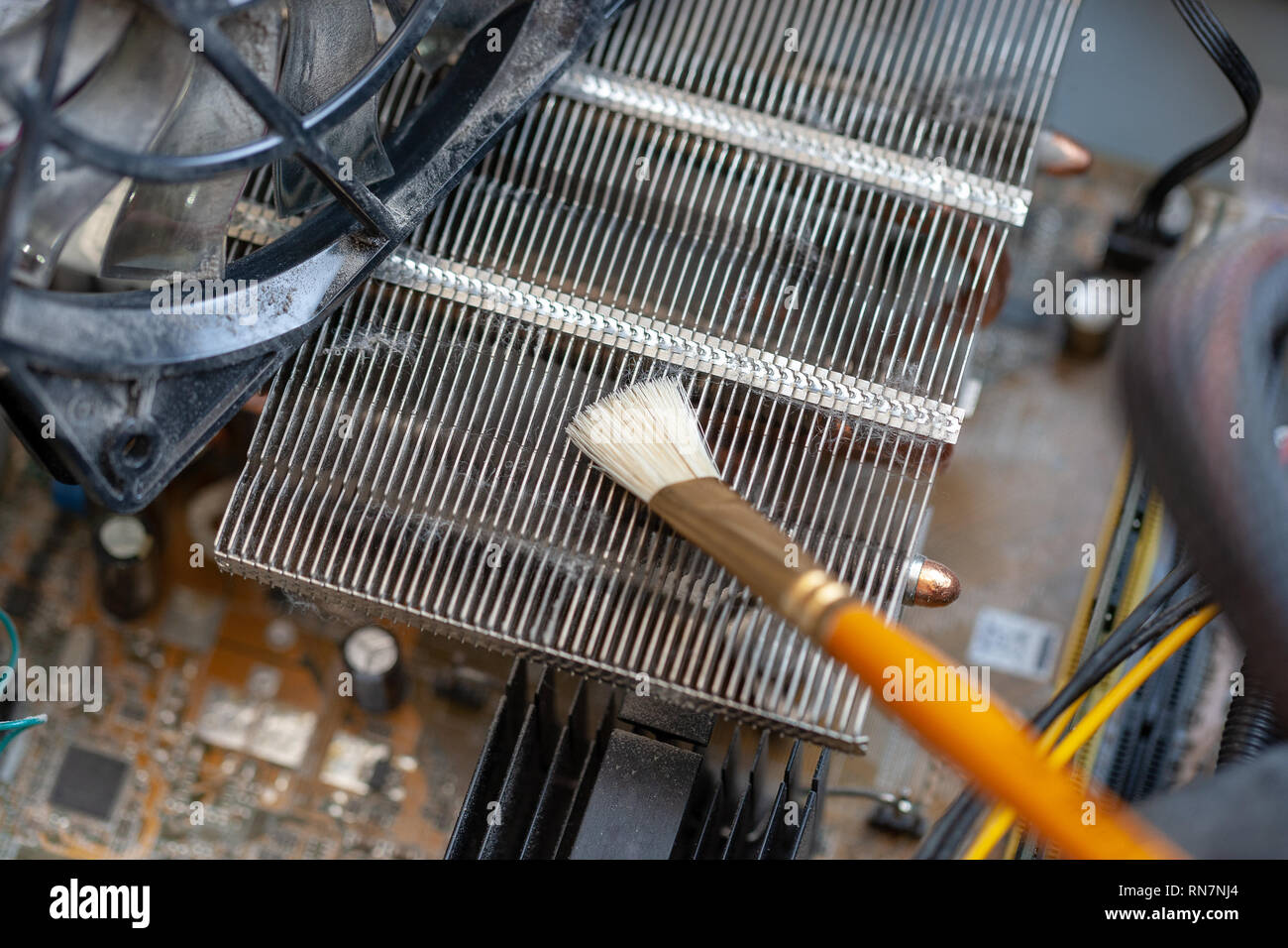 pulizia con polvere da hardware del computer sporco. servizio di pulizia.  ventola del computer con molta polvere Foto stock - Alamy