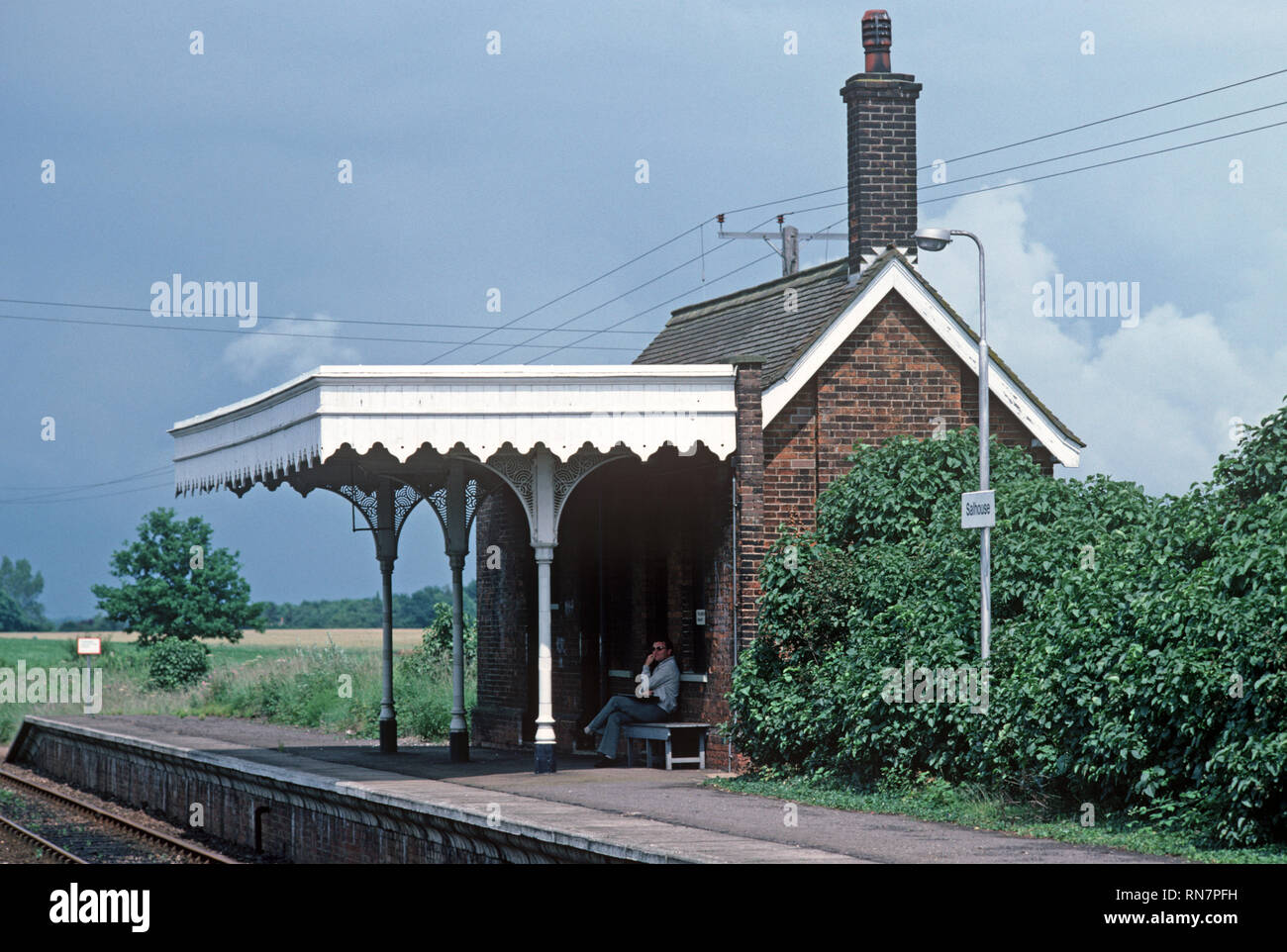 La British Rail Salhouse stazione ferroviaria sul Norwich a Sheringham linea, Norfolk, Inghilterra Foto Stock