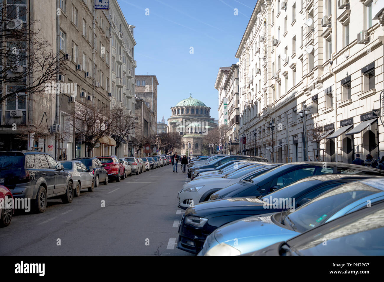 Sofia, Bulgaria - 17 Febbraio 2019: Vista di Saborna Street a Sofia, Bulgaria. In lontananza si può vedere la chiesa di San Nedelya Foto Stock