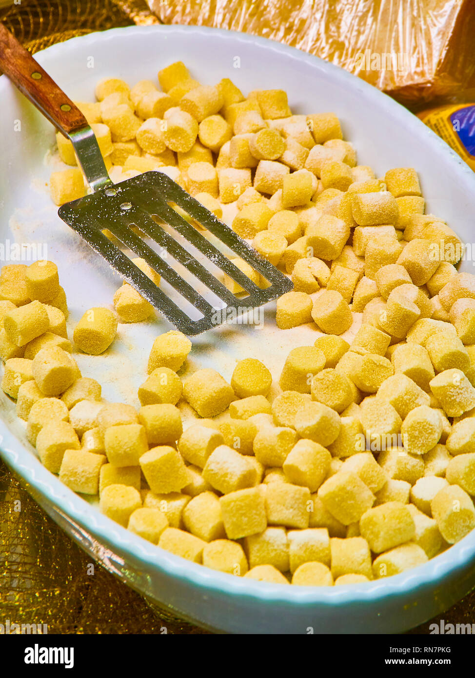 Gnocchi fatti in casa per la vendita in un negozio. La pasta fresca tipica della tradizione culinaria italiana. Foto Stock