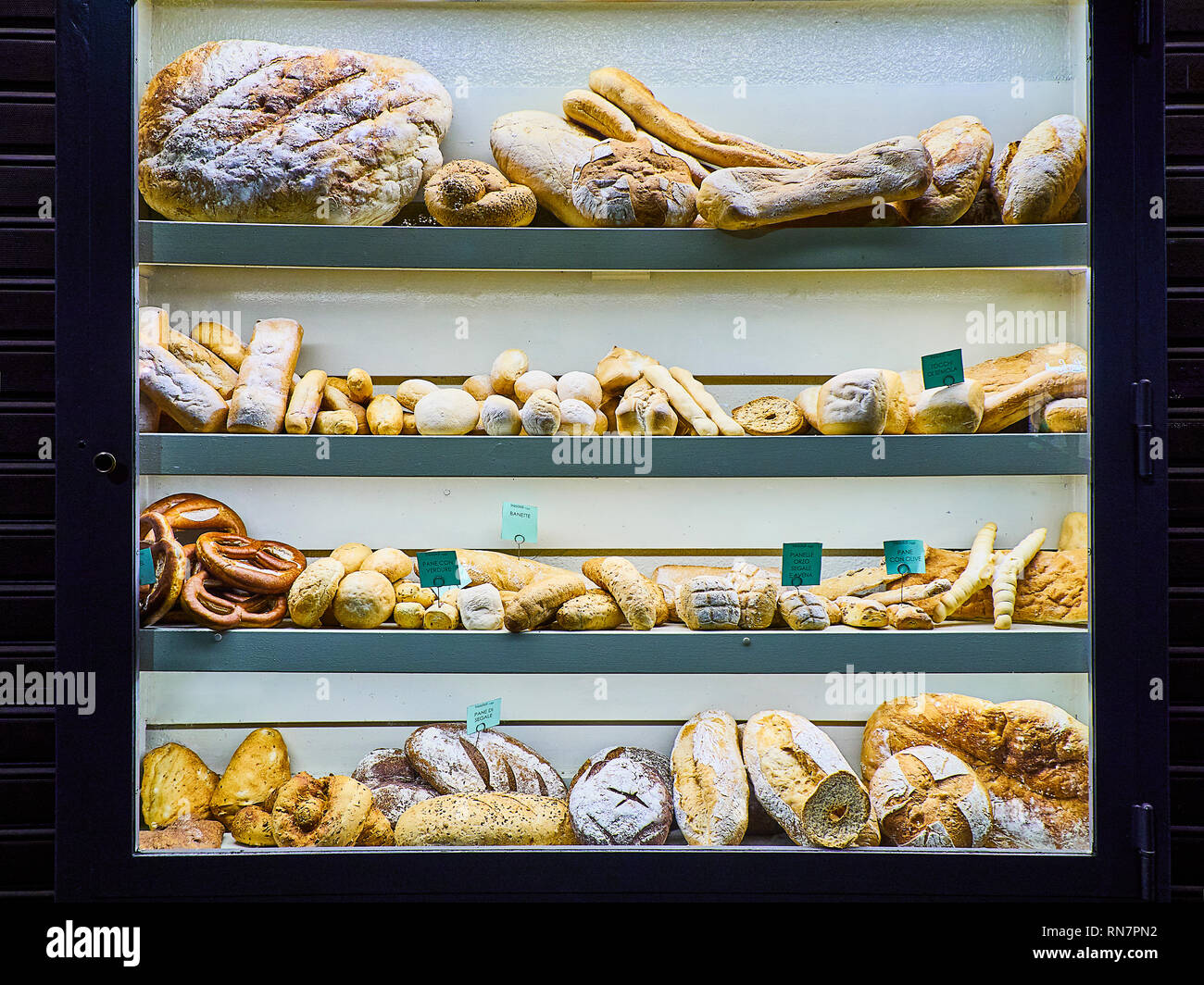 Tipico pane italiano in un negozio di fronte di un panificio. Foto Stock