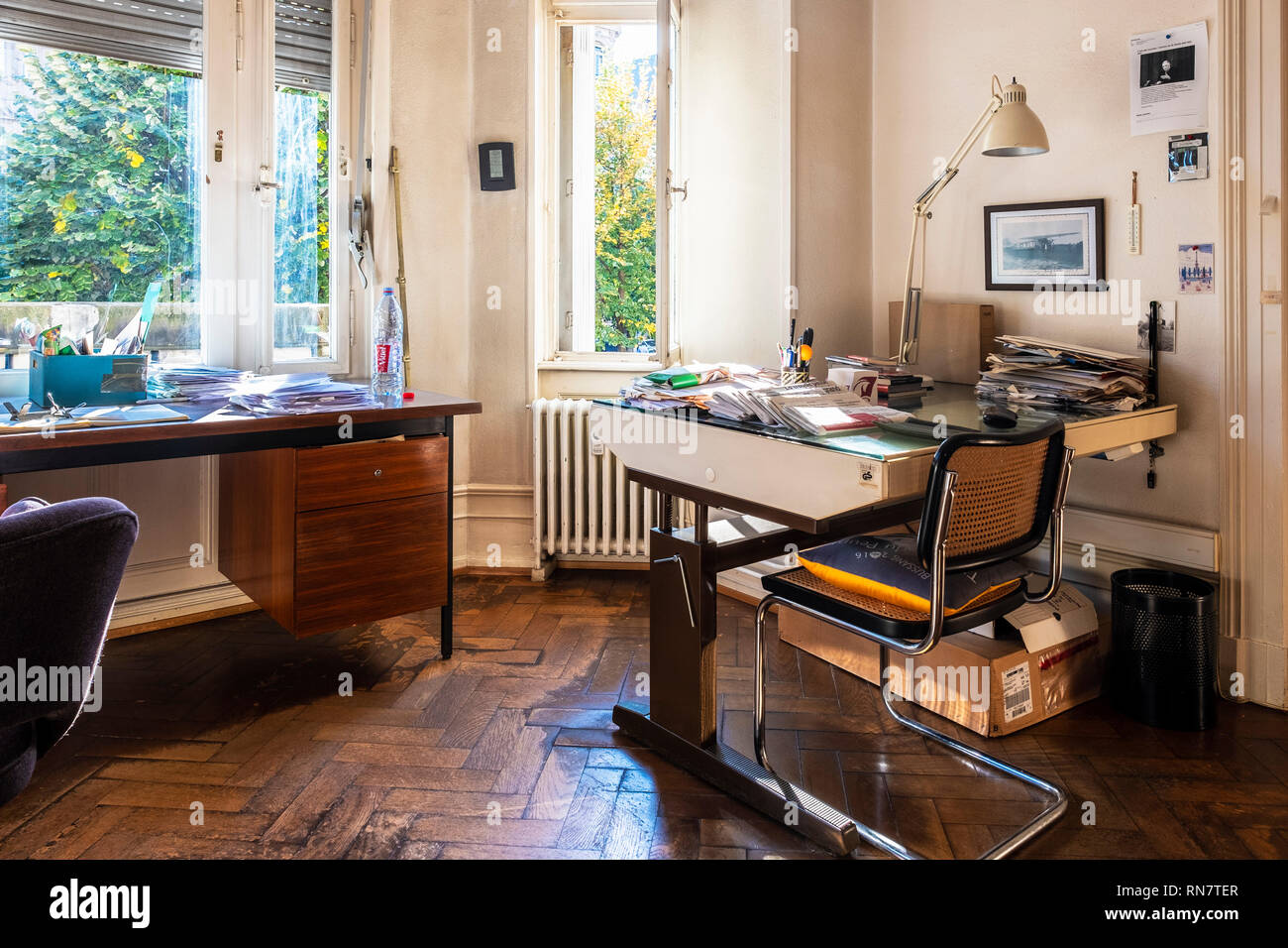 Francia, ufficio interno occupato, scrivanie, Foto Stock