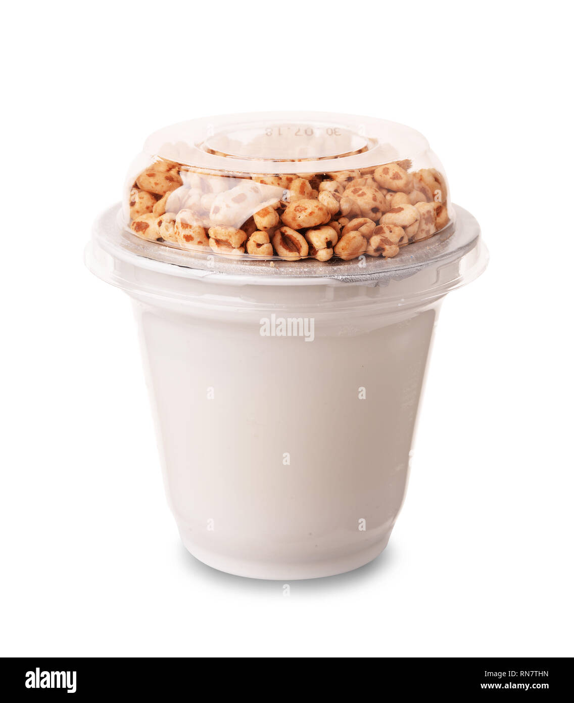 Yogurt in confezione con riso soffiato, mock-up isolato su uno sfondo bianco Foto Stock