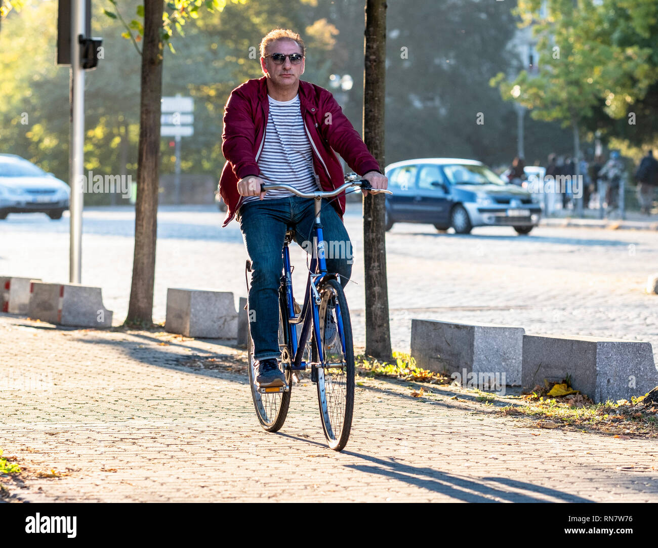 Strasburgo, Alsazia, Francia, uomo maturo mountain bike sul marciapiede, Foto Stock