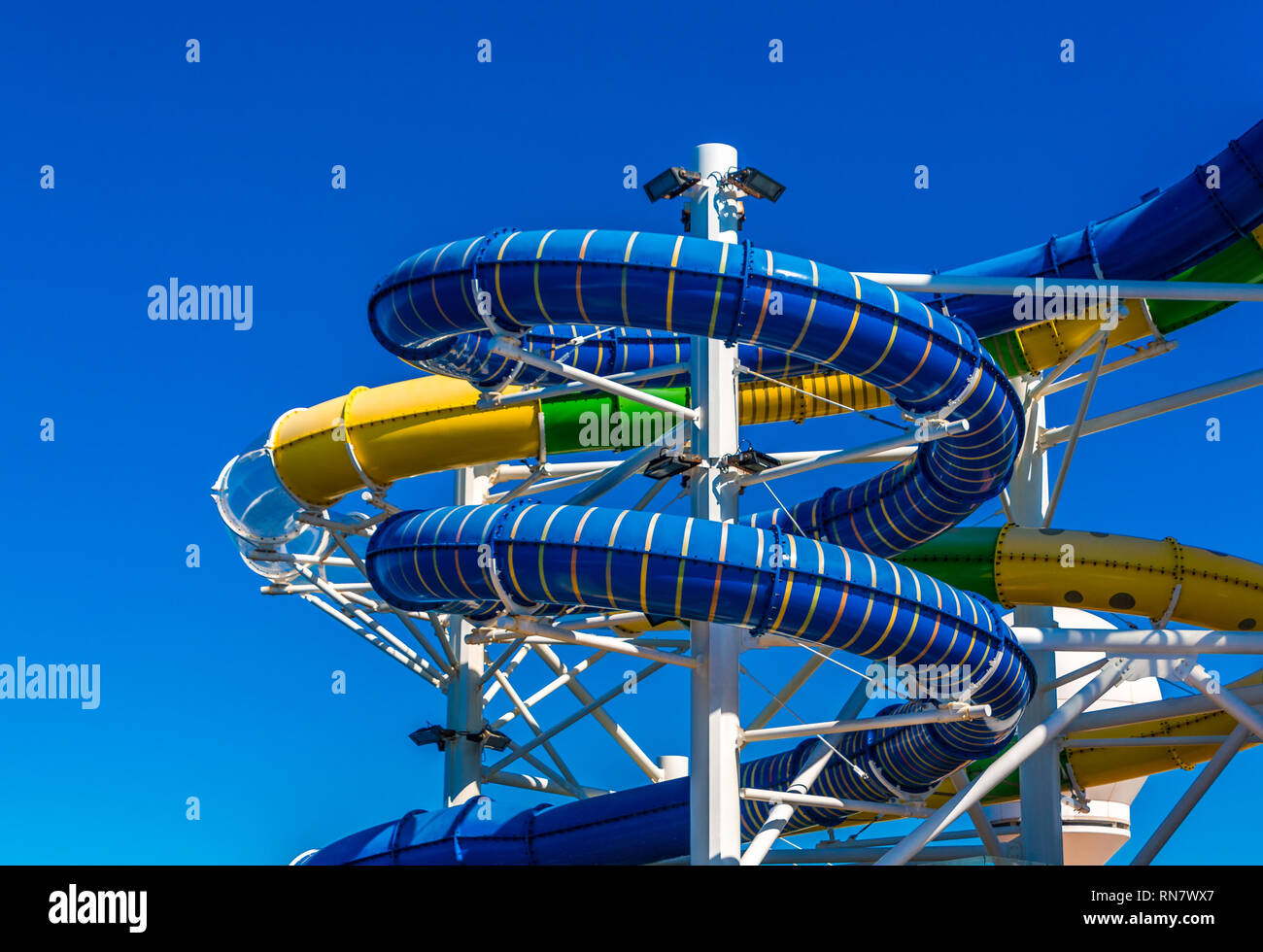 Colorato scorre acqua Foto Stock