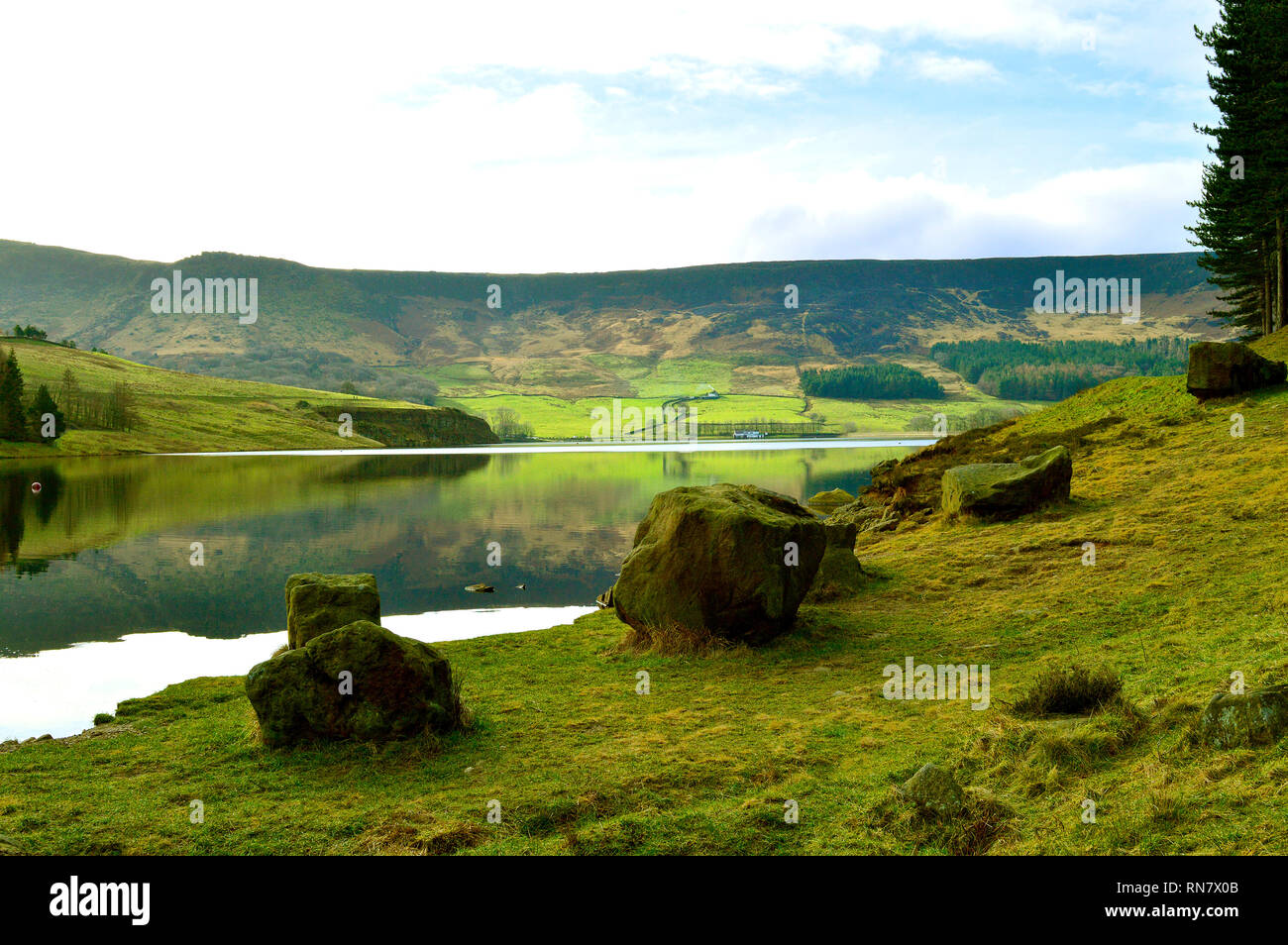 Serbatoio Dovestone giace al di sopra del Villaggio di Greenfield, su Saddleworth Moor in Greater Manchester Foto Stock