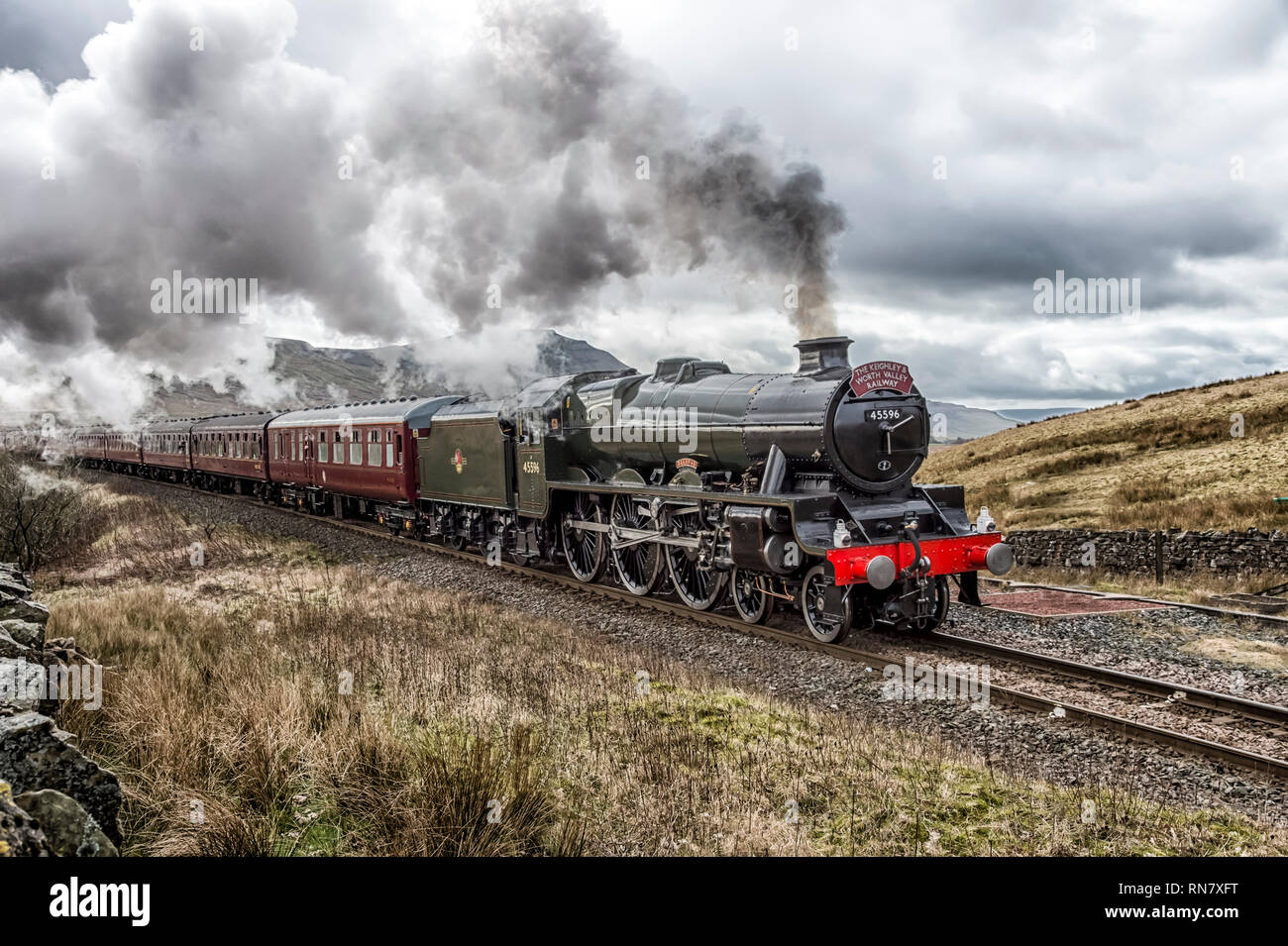 LMS Classe 6P, 4-6-0 n. 45596 Bahamas nostalgia treno a vapore escursione avvicinando Blea Moor nel Nord Yorkshire Dales Foto Stock