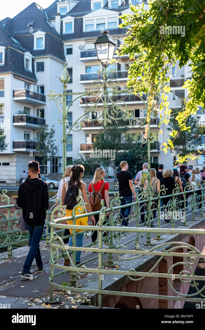Strasburgo, Alsazia, Francia, gruppo di persone, felice visita gratuita walking tour guidato, passerella, edifici residenziali, Foto Stock
