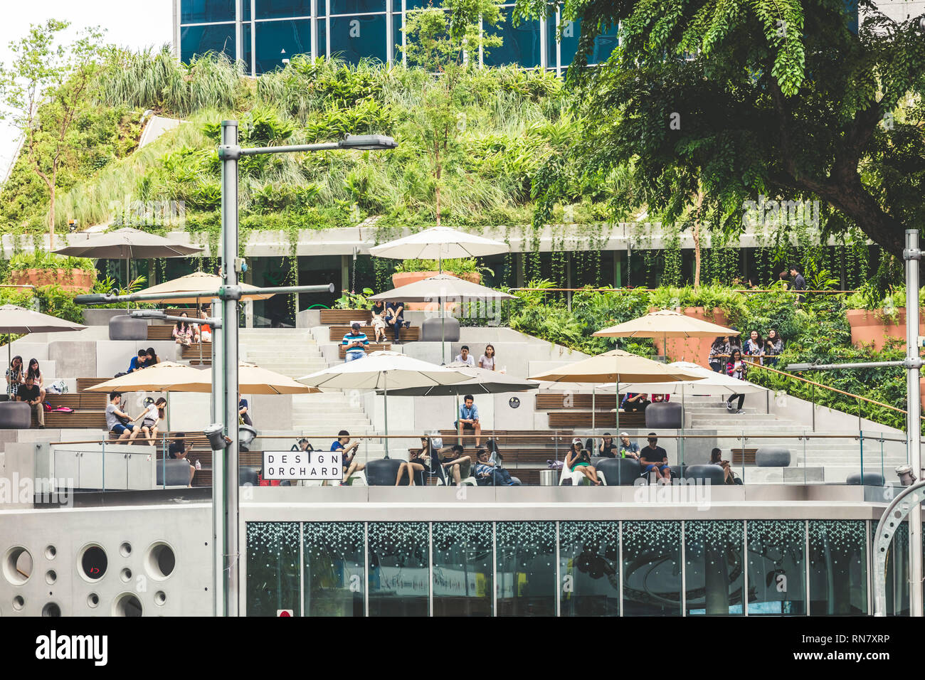 Singapore / Singapore - 16 Febbraio 2019: Design Orchard roof top giardino verde nuovo centro commerciale di Orchard Road Somerset junction Foto Stock