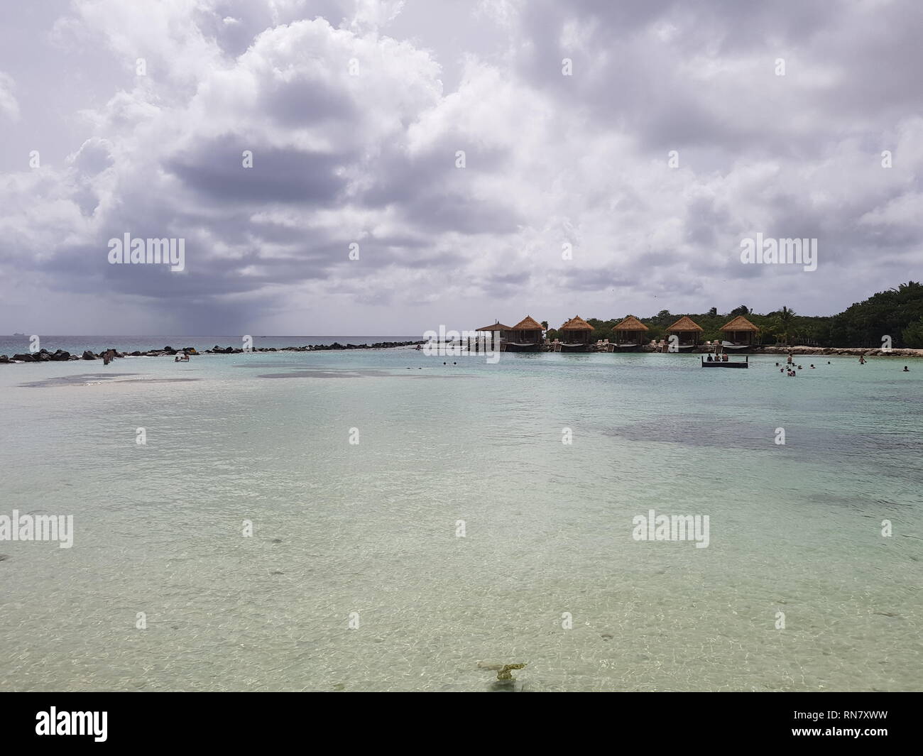 Nuvoloso spiaggia nell'isola di Aruba Foto Stock