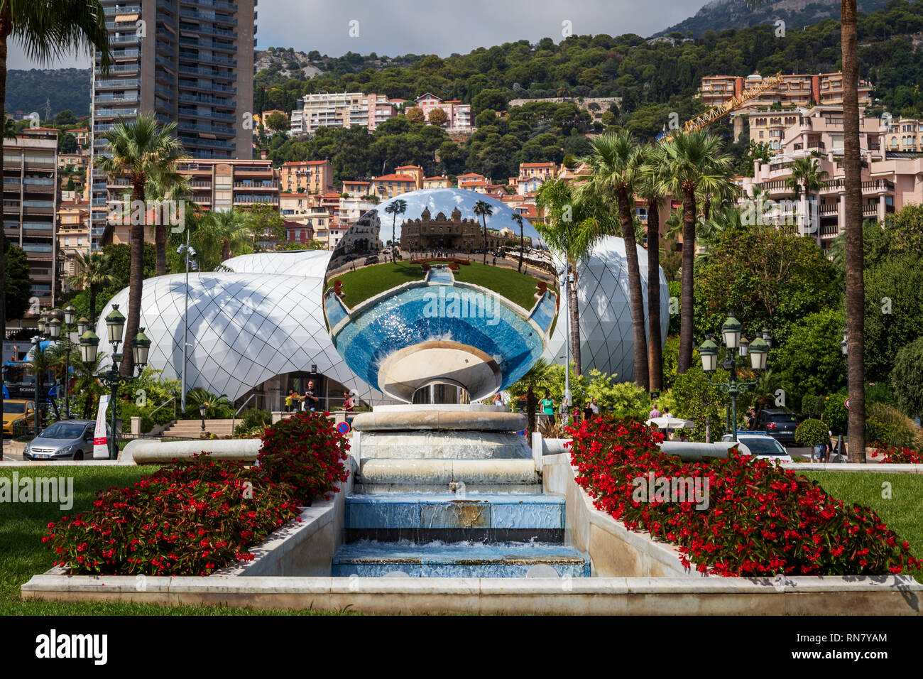 Il cielo e la città si riflette nel cielo specchio, una scultura pubblica per artista Anish Kapoor nella parte anteriore del Casinò di Monte Carlo a Monaco. Visualizza modulo INGRESSO CASINÒ Foto Stock