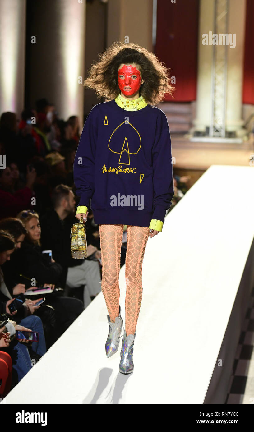 I modelli sulla passerella durante il Vivienne Westwood Autunno/Inverno 2019 London Fashion Week show a Smith Sq domenica 17 febbraio, 2019. Foto di credito dovrebbe leggere: Ian West/PA FILO Foto Stock
