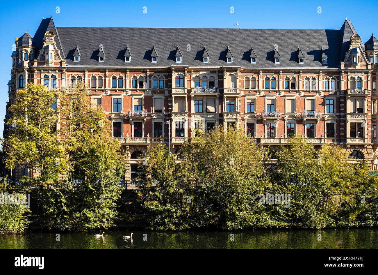 Gallia edificio, residence studentesco, alloggio dormitorio, fiume Ill, quartiere Neustadt, Strasburgo, Alsazia, Francia, Europa Foto Stock