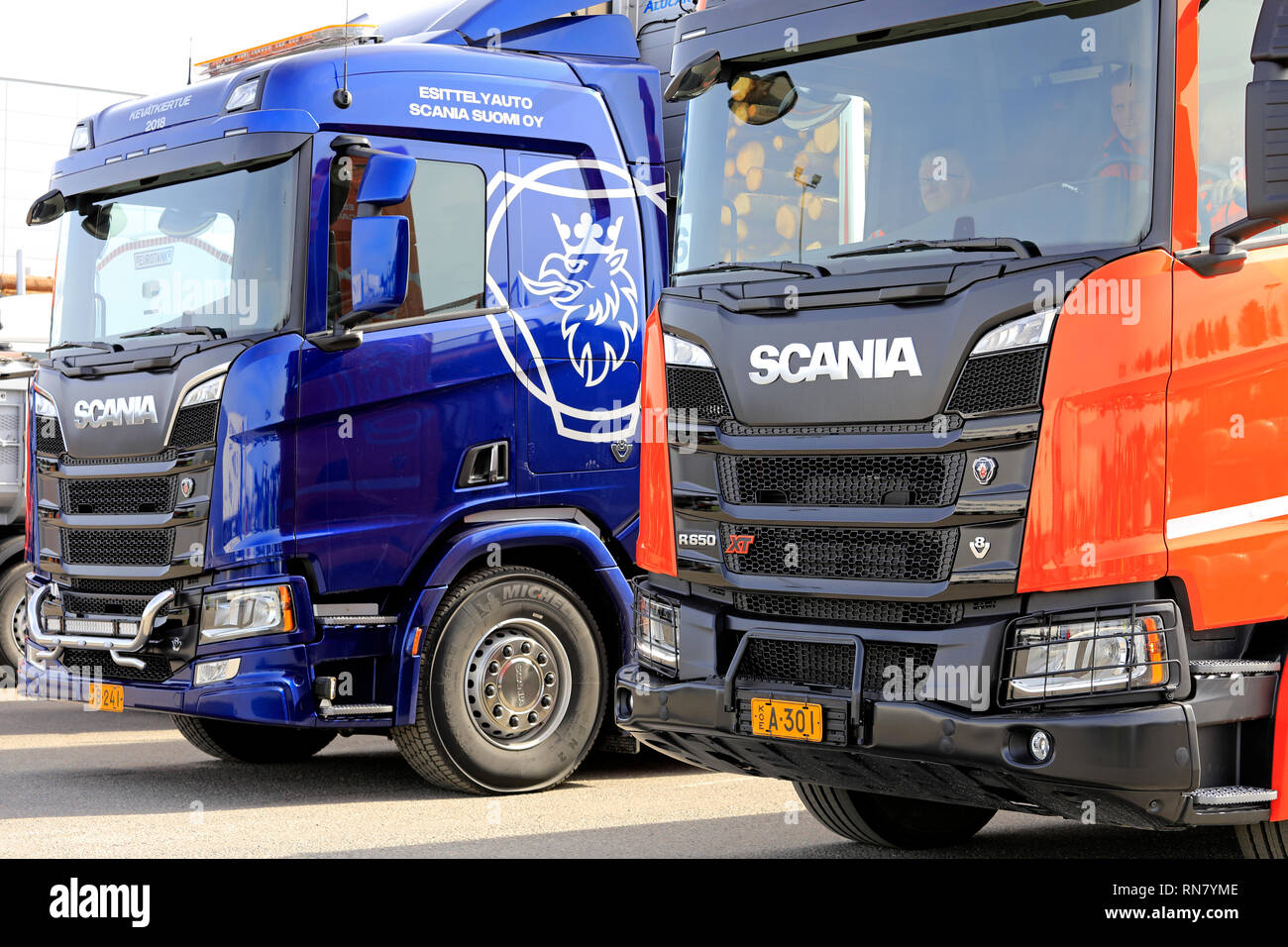 LIETO, Finlandia - 12 APR 2018: Nuovo Scania camion, R730 e orange R650 XT sul Scania Tour 2018. Il Feb 18, 2019, Scania celebra 70 anni in Finlandia. Foto Stock