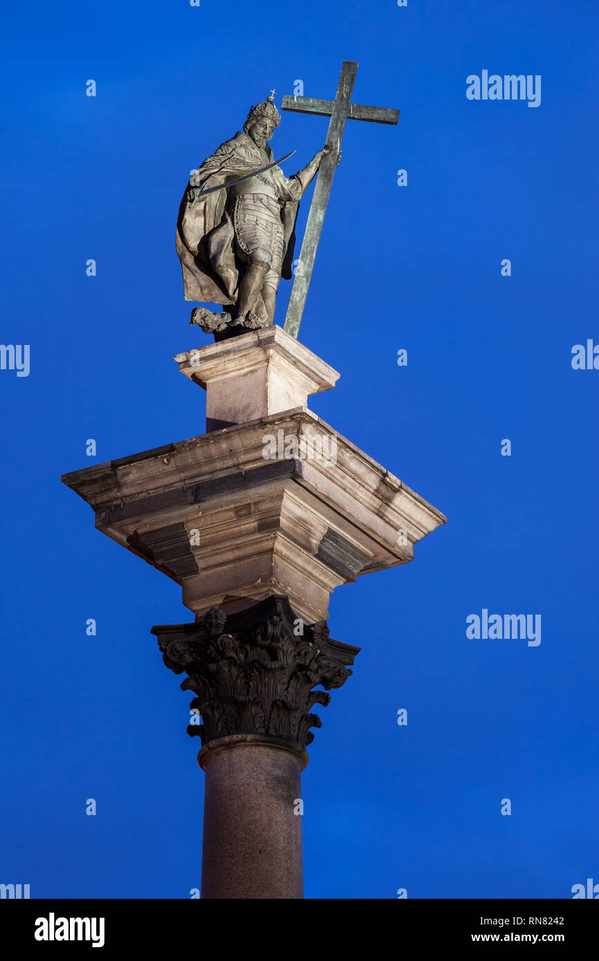 Re Sigismondo III Vasa (Polacco: Zygmunt III Waza Kolumna Zygmunta) statua azienda sabre e croce sulla parte superiore della colonna di corinzio di notte, città landmar Foto Stock