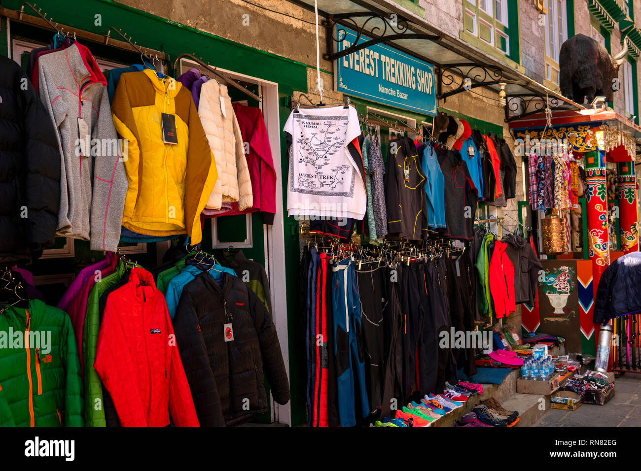 Il Nepal, Namche Bazaar, turismo, genuine e trekkers contraffatto marcia sulla vendita a Everest Trekking Shop Foto Stock