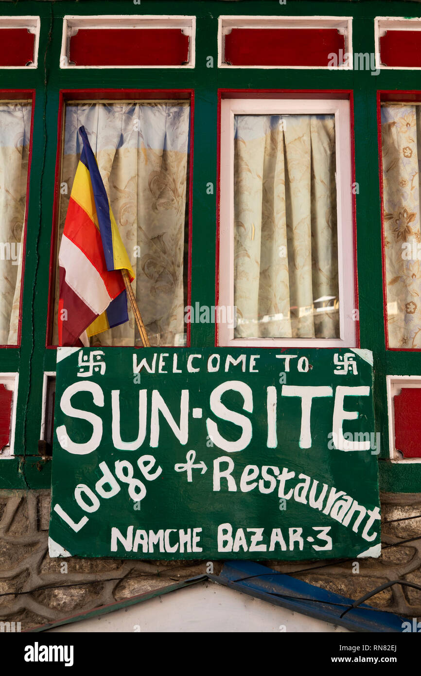 Il Nepal, Namche Bazaar, turismo, mal dipinta a mano segno del sito Sun Lodge and Restaurant Foto Stock