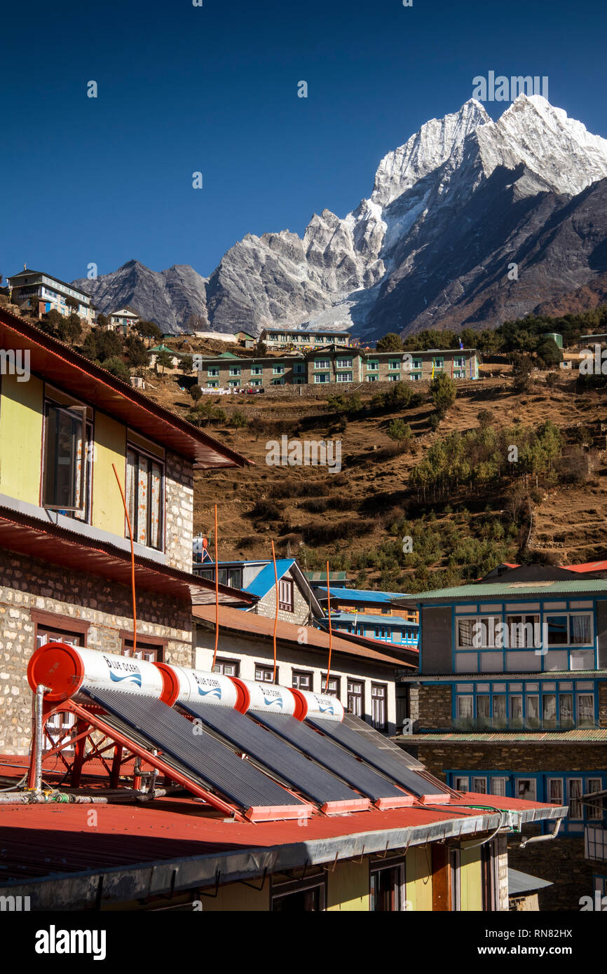 Il Nepal, Namche Bazaar, ambiente, solare di acqua calda dei pannelli sul tetto del Tourist hotel Foto Stock