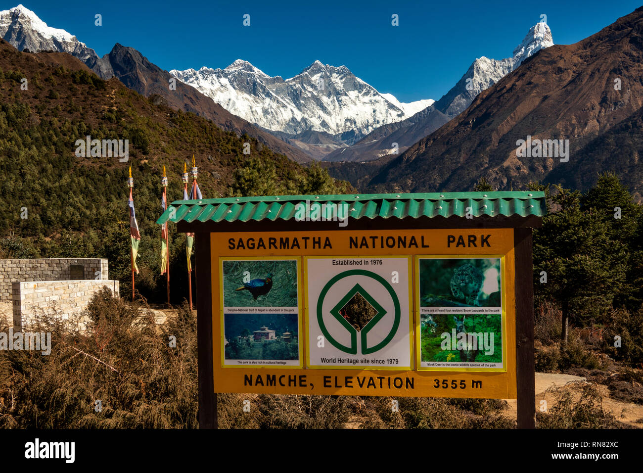 Il Nepal, Namche Bazaar, il Parco Nazionale di Sagarmatha, Centro Visitatori, segno a 3555 metri di altitudine, nella parte anteriore della vista del monte Everest Foto Stock