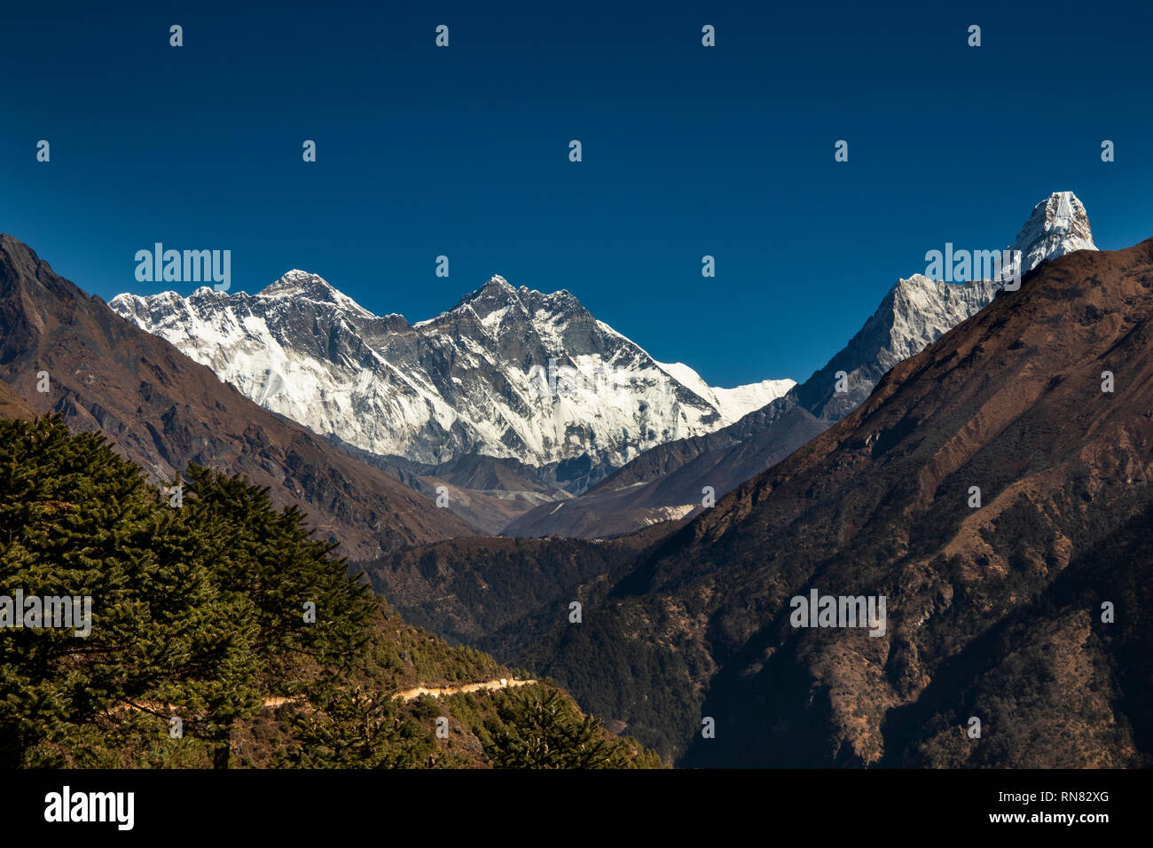 Il Nepal, Namche Bazaar, il Parco Nazionale di Sagarmatha, Centro Visitatori, vista panoramica del monte Everest, Llotse, sul Nuptse e Ama Dablam Foto Stock