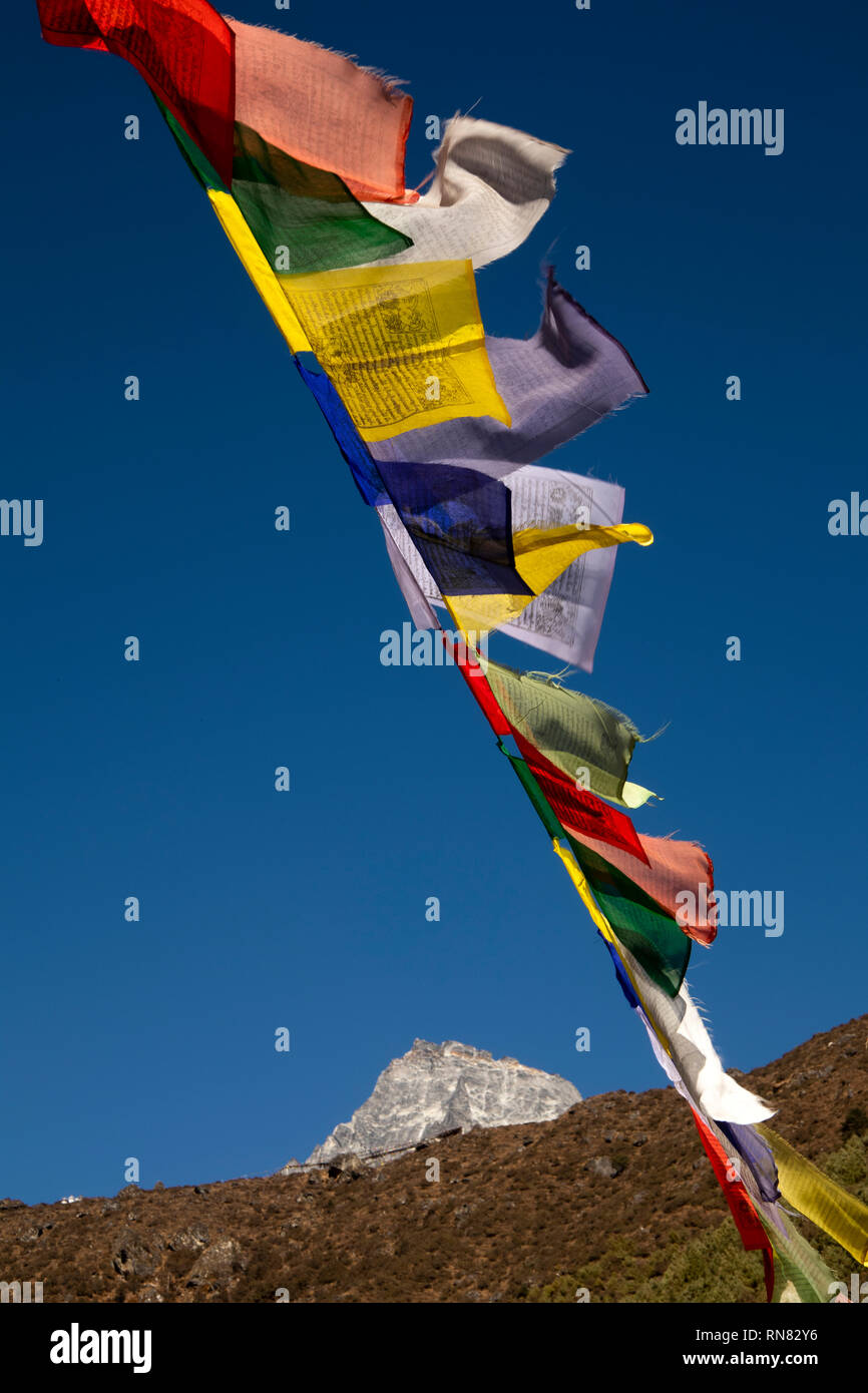 Il Nepal, Namche Bazaar, Busshist preghiera bandiere nella parte anteriore del picco di montagna Foto Stock