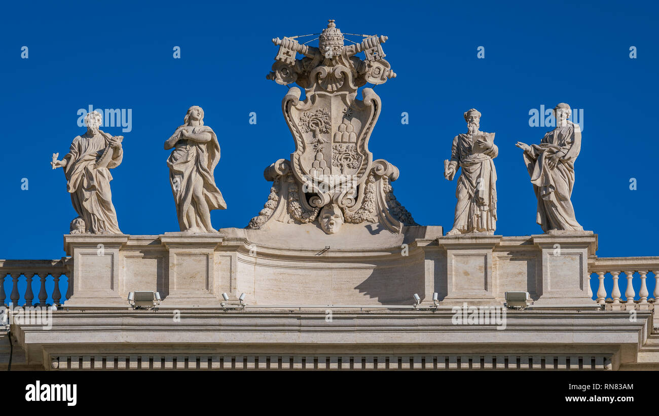 Alessandro VII stemma e statue di santi (marchio, Maria, Efraim e Patricia) nel colonnato della Basilica di San Pietro in Roma, Italia. Foto Stock