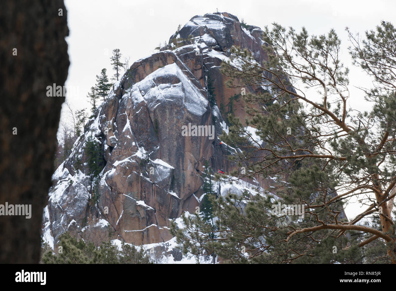 Gli arrampicatori su roccia Vtoroy Stolb in inverno Krasnoyarsk, Russia, riserva nazionale Stolby. 2019 Foto Stock