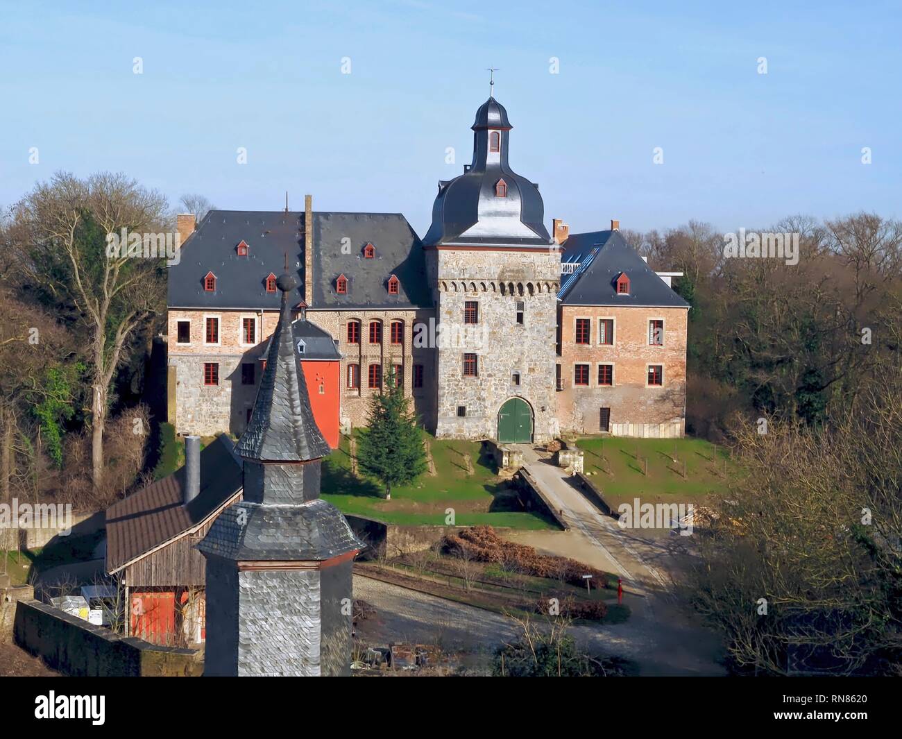 Castello tedesco Schloss Liedberg in Juechen, al castello è appartenenti una torre e una vecchia chiesa Foto Stock