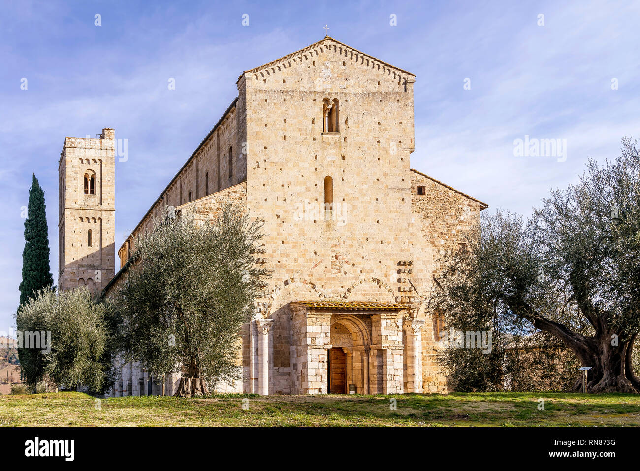 La facciata della splendida abbazia di Sant'Antimo, Montalcino, Siena, Toscana, Italia Foto Stock