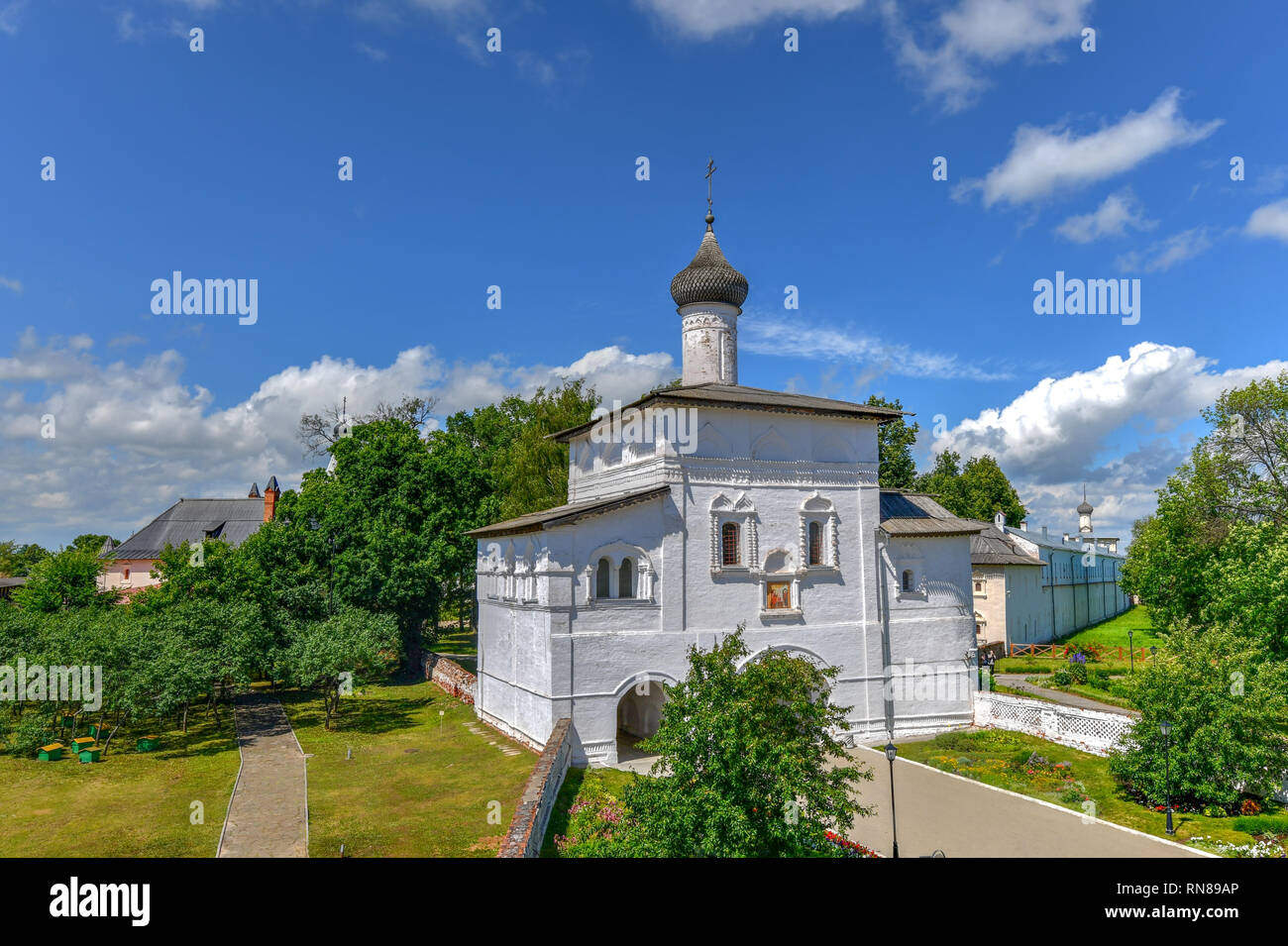 Chiesa di gate dell Annunciazione del monastero del nostro Salvatore e San Euthymius nella città di Suzdal in inverno a Vladimir oblast della Russia Foto Stock