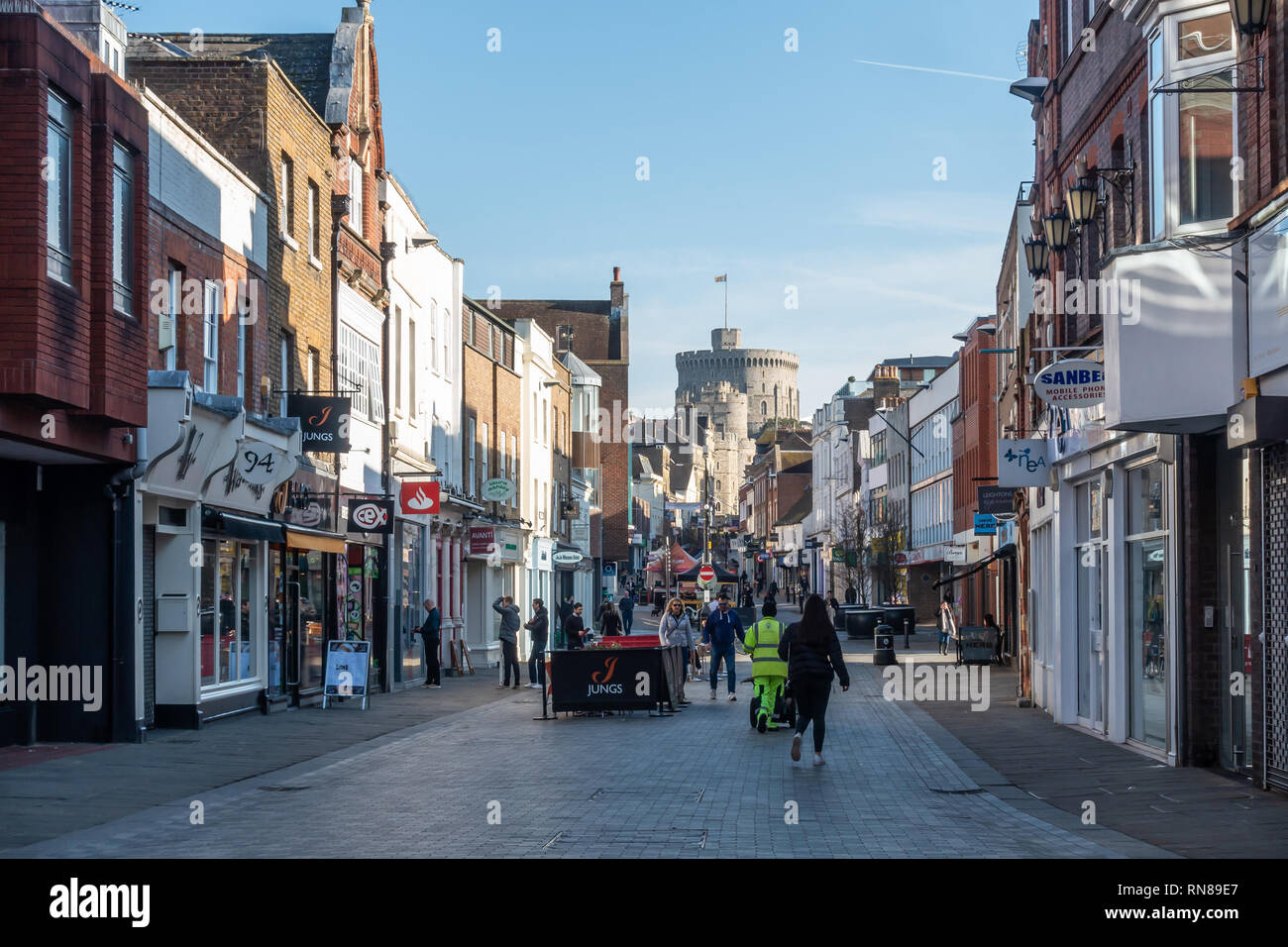 Una vista verso il basso Peascod Street in Windsor, Berkshire, Regno Unito al mattino. Foto Stock
